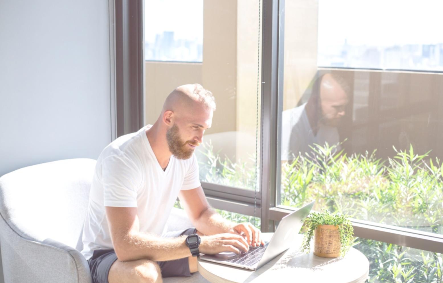 Teilnehmer arbeitet konzentriert an seinem persönlichen Finanzplan