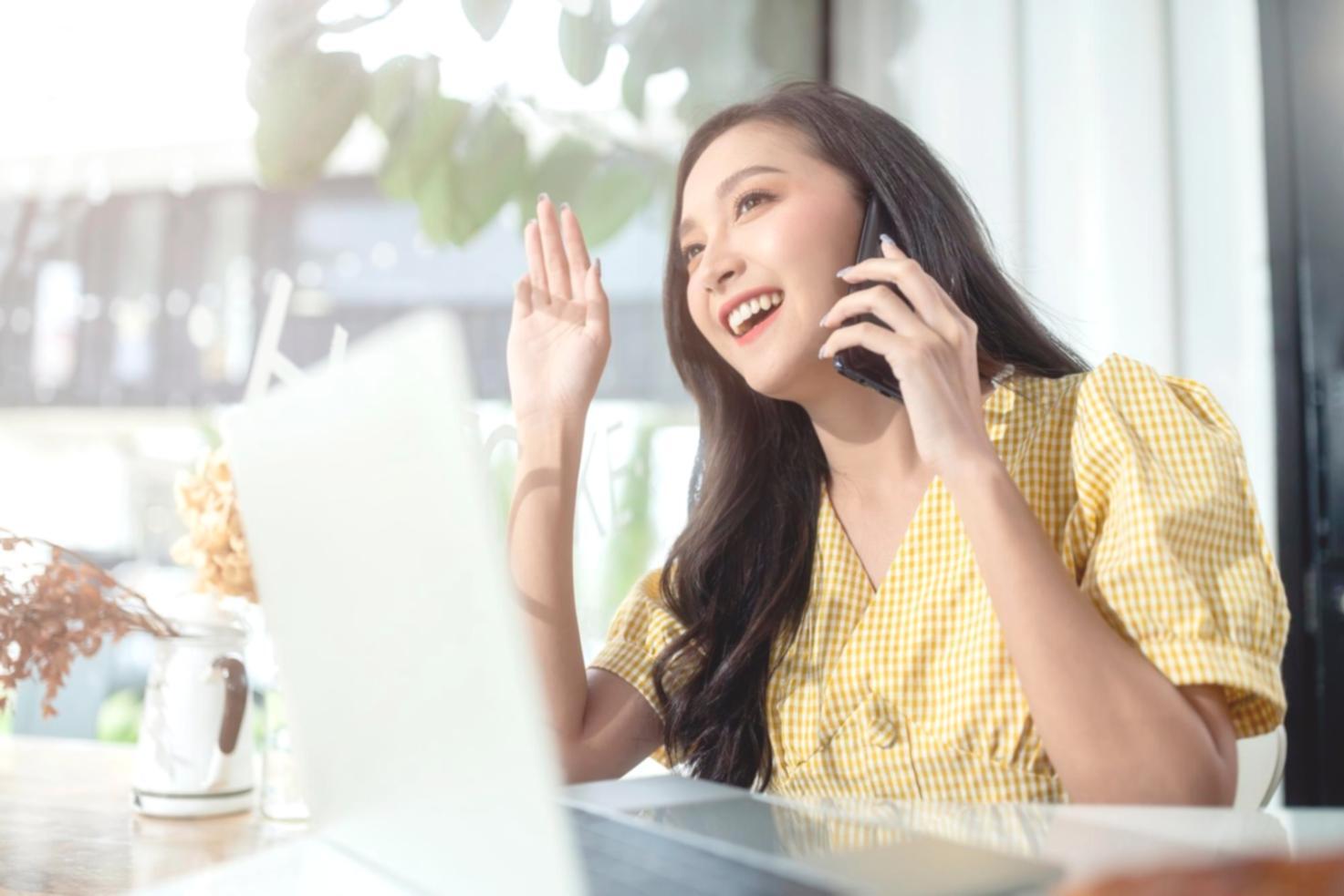 Finanzielle Planung und Beratung in modernem Büroumfeld